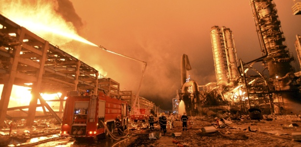 Bombeiros tentam conter as chamas após explosão em fábrica de produtos químicos na cidade de Zhangzhou, no leste da China - Reuters