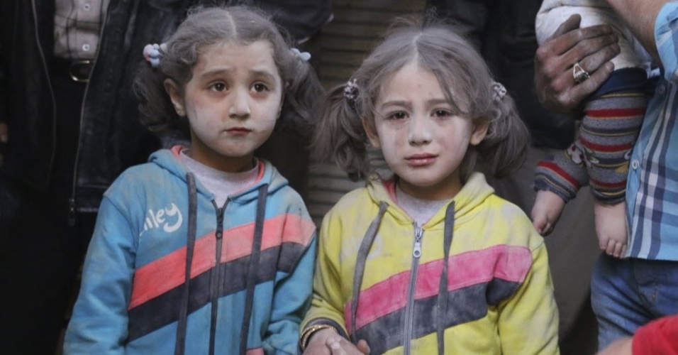 7.abr.2015 - Crianças sobrevivem a bombardeios, que segundo ativistas, teriam sido feitos pelas forças do regime de Bashar Assad, em Aleppo, na Síria. Pelo menos 1.430 pessoas morreram, a maioria civis, em distintas zonas da Síria desde o começo de 2015, informou o Observatório Sírio de Direitos Humanos