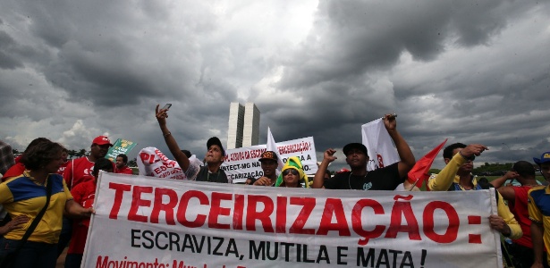 Manifestantes ligados à CUT protestaram em frente ao Congresso contra o projeto de lei 4330 - André Dusek - 7.abr.2015 /Estadão Conteúdo