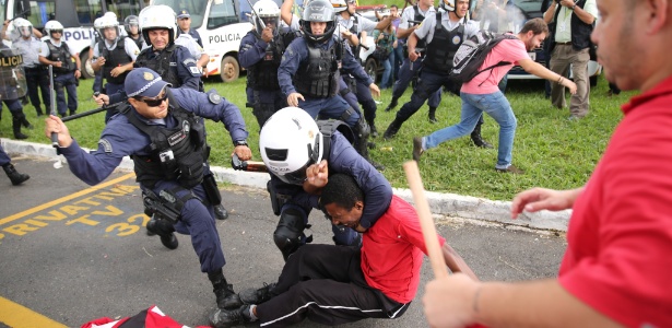 Manifestante é detido em tumulto em frente ao Congresso Nacional, em Brasília - Sergio Lima/Folhapress