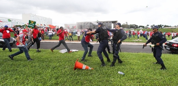 Policiais e manifestantes se enfrentam durante protesto contra o projeto que prevê a regulamentação das terceirizações  - Sergio Lima/Folhapress