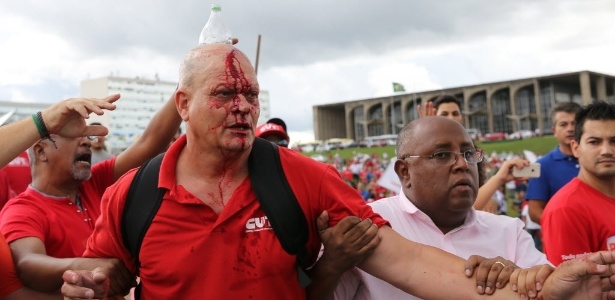 Manifestante fica ferido durante protesto organizado por CUT (Central Única dos Trabalhadores), UNE (União Nacional dos Estudantes) e MST (Movimento dos Trabalhadores Rurais Sem Terra) nesta terça-feira (7), em Brasília - Sergio Lima/Folhapress