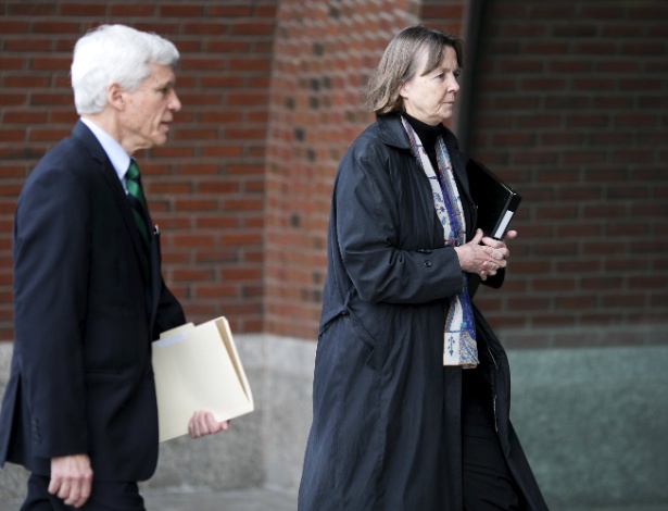 Advogados de defesa Judy Clarke e David Bruck chegam a tribunal em Boston - 