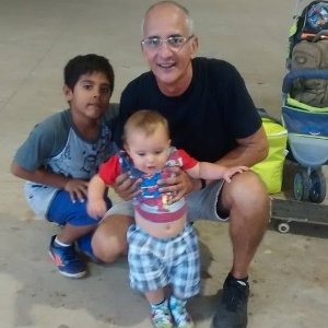 "Dia especial", diz o dentista Ricardo Freitas, 55, ao passear com o filho Fernando, 8 (à esq.), no parque Ibirapuera, em março - Arquivo pessoal