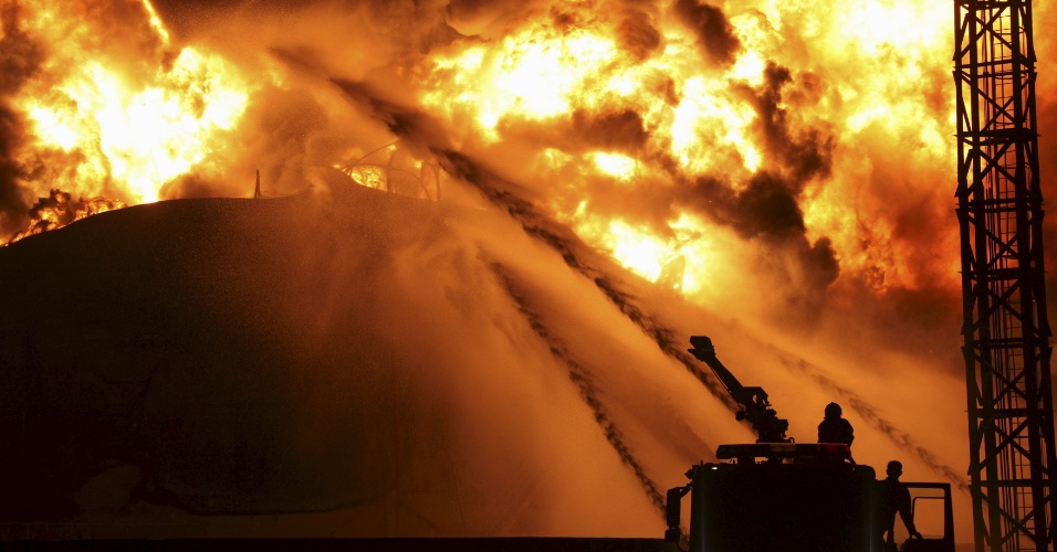 8.abr.2015 - Bombeiros tentam extinguir incêndio em uma usina petroquímica na Zhangzhou, na província de Fujian, na China