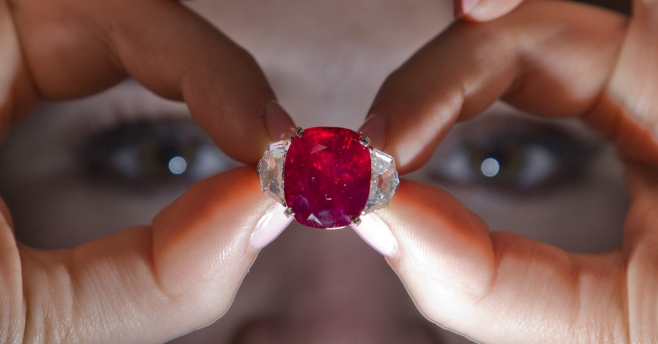 8.abr.2015 - Funcionária da casa de leilões Sotheby posa com "The Sunrise Ruby", um rubi birmanês raro de 25,59 quilates e estimado entre US$ 12 a US$ 18 milhões, em Londres, no Reino Unido