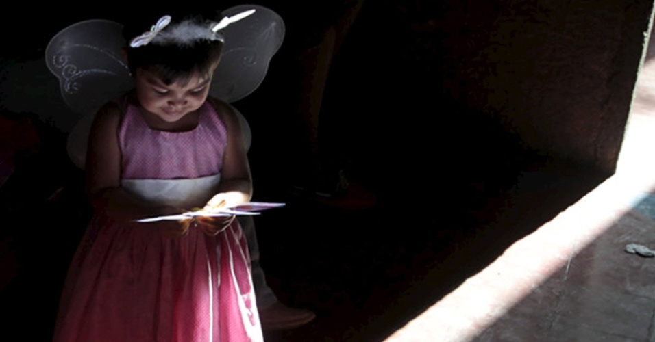 8.abr.2015 - Uma menina vestida como um anjo participa de procissão na Catedral Metropolitana em Manágua, na Nicarágua