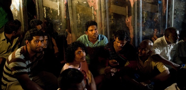 2.fev.2012 - Manifestantes se sentam em frente à polícia no lado externo do Parlamento, em Male, Maldivas. Diplomatas dizem que o presidente Abdulla Yameen é cada vez mais autocrático e imprevisível, citando a influência das gangues e a prisão de um ex-presidente - Chiara Goia/The New York Times