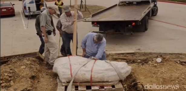 Parte de osso de um Nodossauro encontrado na cidade de Mansfield, no Texas (EUA), foi levado para a Southern Methodist University, em Dallas, para ser estudado - Reprodução Dallas News