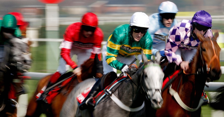 9.abr.2015 - Atletas participam de corrida de cavalos no Grand National Festival de Crabbie - Aintree Racecourse, no Reino Unido