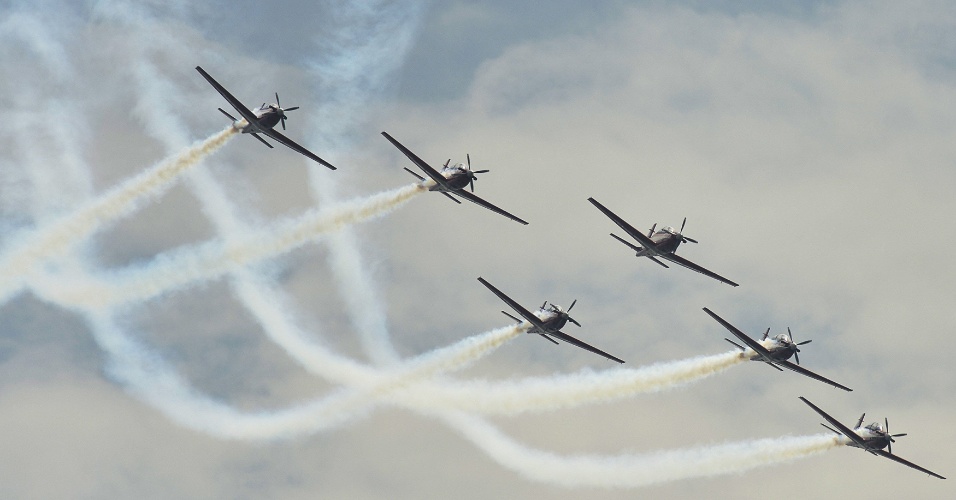 9.abr.2015 - Equipe Jupiter faz acrobacias aéreas durante cerimônia que marca o 69º aniversário da Força Aérea da Indonésia, na base de Halim, em Jacarta