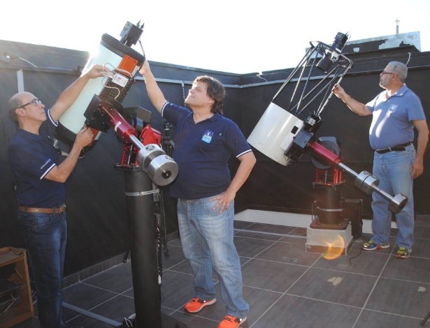 Os astrônomos amadores (da esquerda para a direita) João Ribeiro de Barros, Cristovão Jacques e Eduardo Pimentel, na sede do  Observatório Sonear, em Oliveira (MG) - Divulgação Sonear