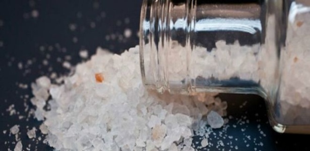 Barata e alucinógena, nova droga "flakka" preocupa autoridades nos Estados Unidos. Versão sintética da catinona, é um estimulante similar à anfetamina, que causa excitação e euforia. A "flakka" pode ser injetada, inalada, ingerida ou fumada. Alguns usuários a combinam com outras drogas, como a maconha, ou produtos farmacêuticos - BBC/DEA