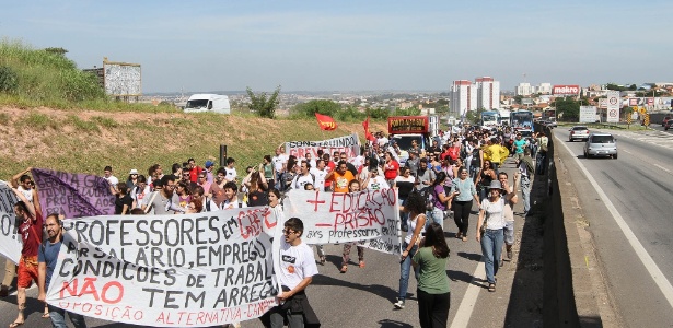 No dia 9 de abril, cerca de 250 professores em greve fecharam a rodovia Santos Dumont, perto de Campinas - Pedro Amatuzzi/Código 19/Estadão Conteúdo