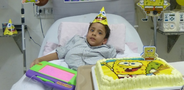 O menino Heitor Brandão, que sobreviveu a uma delicada cirurgia de separação de gêmeos siameses, comemorou seu aniversário de seis anos no hospital - Assessoria de Comunicação do HMI