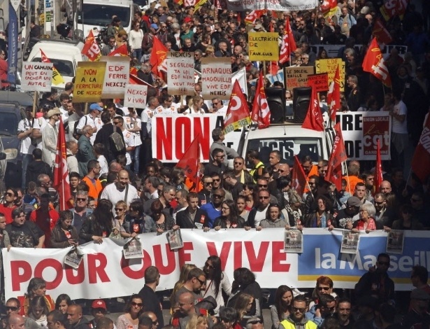 Em Marselha, franceses fazem manifestação contra os planos de austeridade do governo - Jean-Paul Pelissier/Reuters