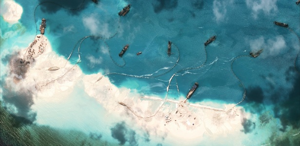 A China cria novas ilhas depositando areia sobre arrecifes de corais, como na imagem de satélite de 9 de abril deste ano, na região das Ilhas Spratly, território disputado por pelo menos três países