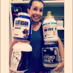 No Instagram, @pogliebarbudo satiriza a blogueira fitness Gabriela Pugliesi e tantos outros amentes da academia, dos músculos e dos corpos sarados. Além de brincadeiras sobre o consumo de batata doce, complementos e chá-verde, a "no fitness" também transforma em piada o cuidado com a beleza/estética e a valorização da fama e do luxo