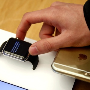 10.abr.2015 - Cliente testa o novo Apple Watch em loja da empresa norte-americana em Sydney - David Gray/Reuters