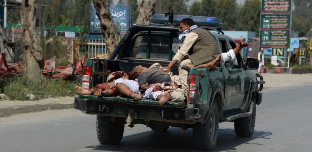 O taleban reivindicou a autoria do ataque suicida em Jalalabad. Outro ataque em Ghazni matou outras 12 pessoas