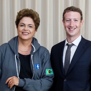 A presidente Dilma Rousseff com o fundador do Facebook, Mark Zuckerberg, durante a Cúpula das Américas, na Cidade do Panamá, em abril - Robert Stuckert Filho/Presidência do Brasil/AFP