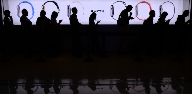 Clientes enfrentam filas para testar Apple Watch durante a apresentação do dispositivo em uma loja de Hong Kong, na China - Dale de La Rey/AFP