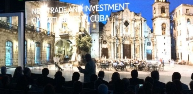 Ministro cubano do Comércio Exterior e Investimento Estrangeiro, Rodrigo Malmierca fala a empresários, na Cidade do Panamá, sobre oportunidades de negócios em seu país - BBC Brasil