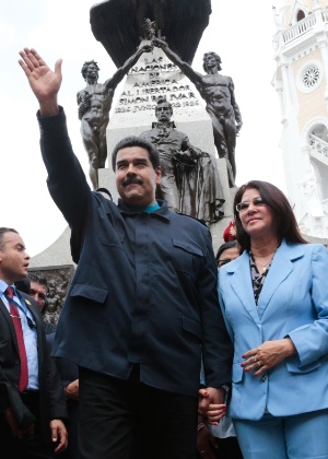 O presidente da Venezuela, Nicolás Maduro (centro), tomou a decisão de deportar os colombianos e fechar a fronteira após um ataque armado de desconhecidos que feriu três militares e um civil venezuelanos
