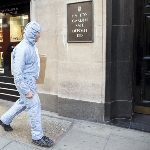 Agente da polícia forense caminha para entrar no Hatton Garden - Neil Hall/Reuters