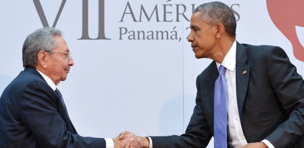 Raúl Castro cumprimenta Obama na Cúpula das Américas, no Panamá, em abril - Mandel Ngan/AFP