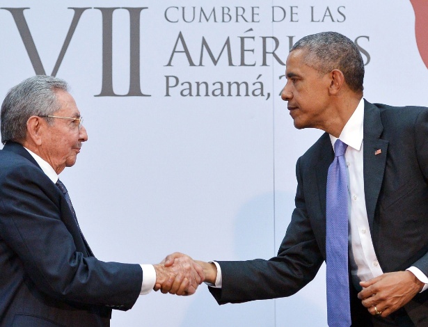 Líder cubano Raúl Castro (esq.) cumprimenta Obama, presidente dos EUA, no Panamá - Mandel Ngan/AFP