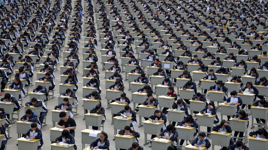 Estudantes prestam exame em escola de ensino médio em Yichuan, na província de Shaanxi, na região central da China - Reuters