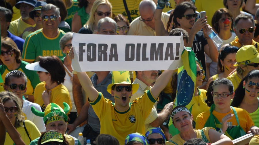 12.abr.2015 - Manifestante ergue faixa com os dizeres "Fora Dilma" durante manifestação contra o governo da presidente Dilma Rousseff na avenida Paulista, em São Paulo, neste domingo (12) - Nelson Almeida/AFP