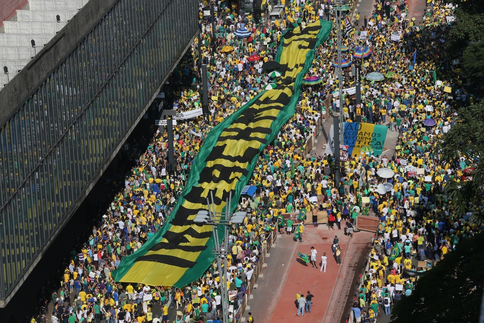 12.abr.2015 - Manifestantes erguem faixa gigante com a frase "Impeachment já" durante protesto contra o governo da presidente Dilma Rousseff, neste domingo (12), próximo ao Masp, na avenida Paulista, em São Paulo - Jorge Araújo/Folhapress
