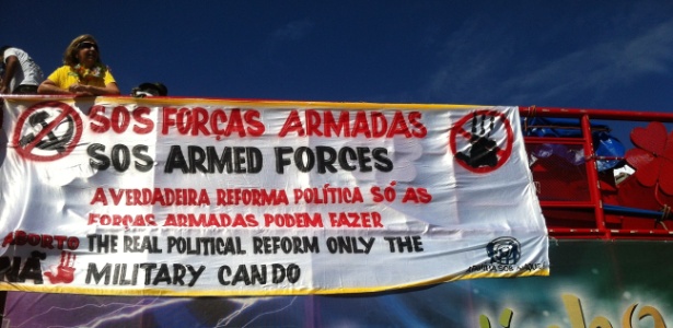 Faixa a favor das Forças Armadas durante o protesto em Brasília - Leandro Prazeres/UOL