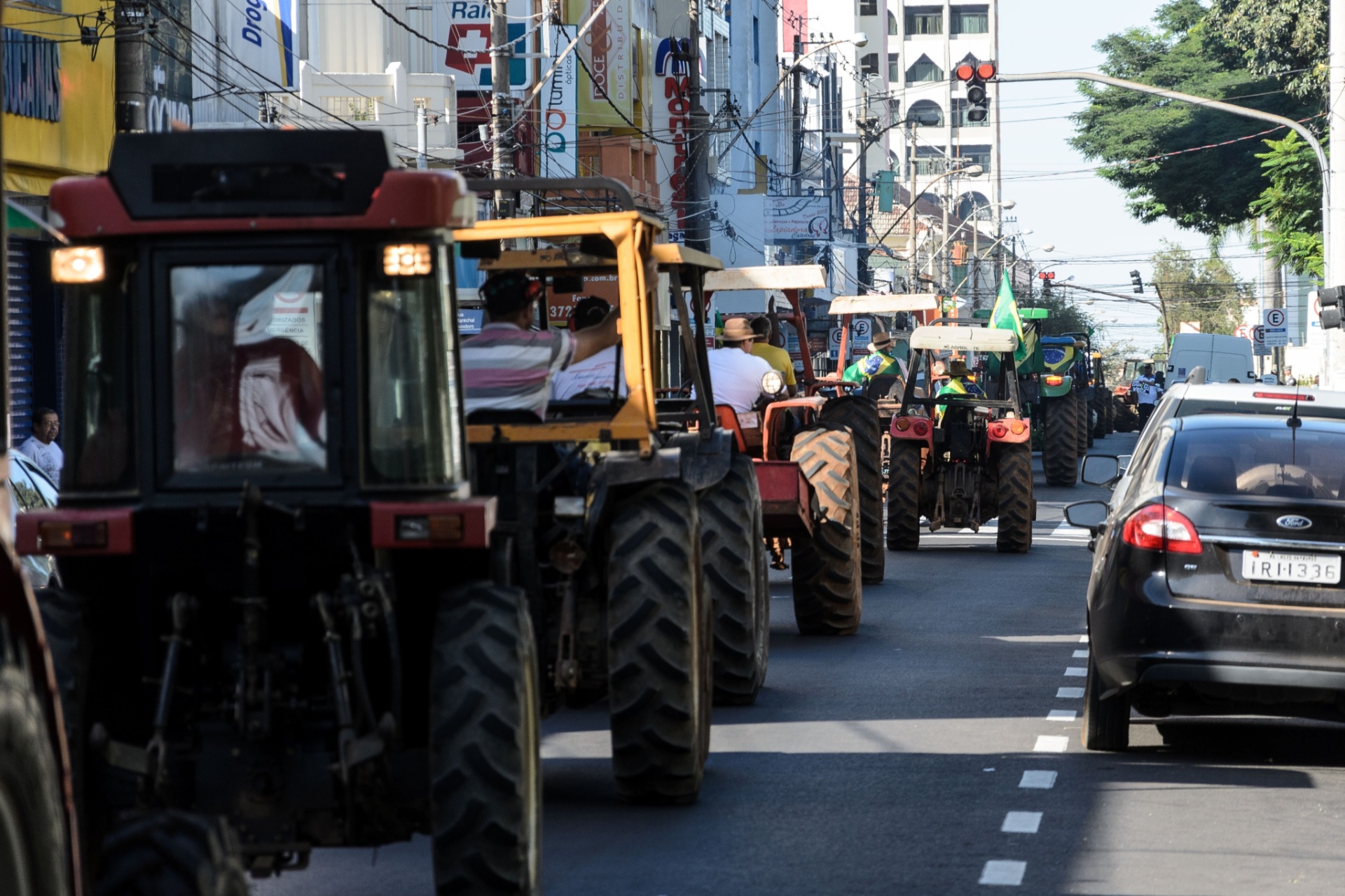 12.abr.2015 - Manifestantes fazem protesto contra o governo da presidente Dilma Rousseff, na praça da Matriz, região central de Franca (SP), na manhã deste domingo (12). Uma fila de tratores de agropecuaristas locais se formou ao redor da praça - Igor do Vale/Estadão Conteúdo