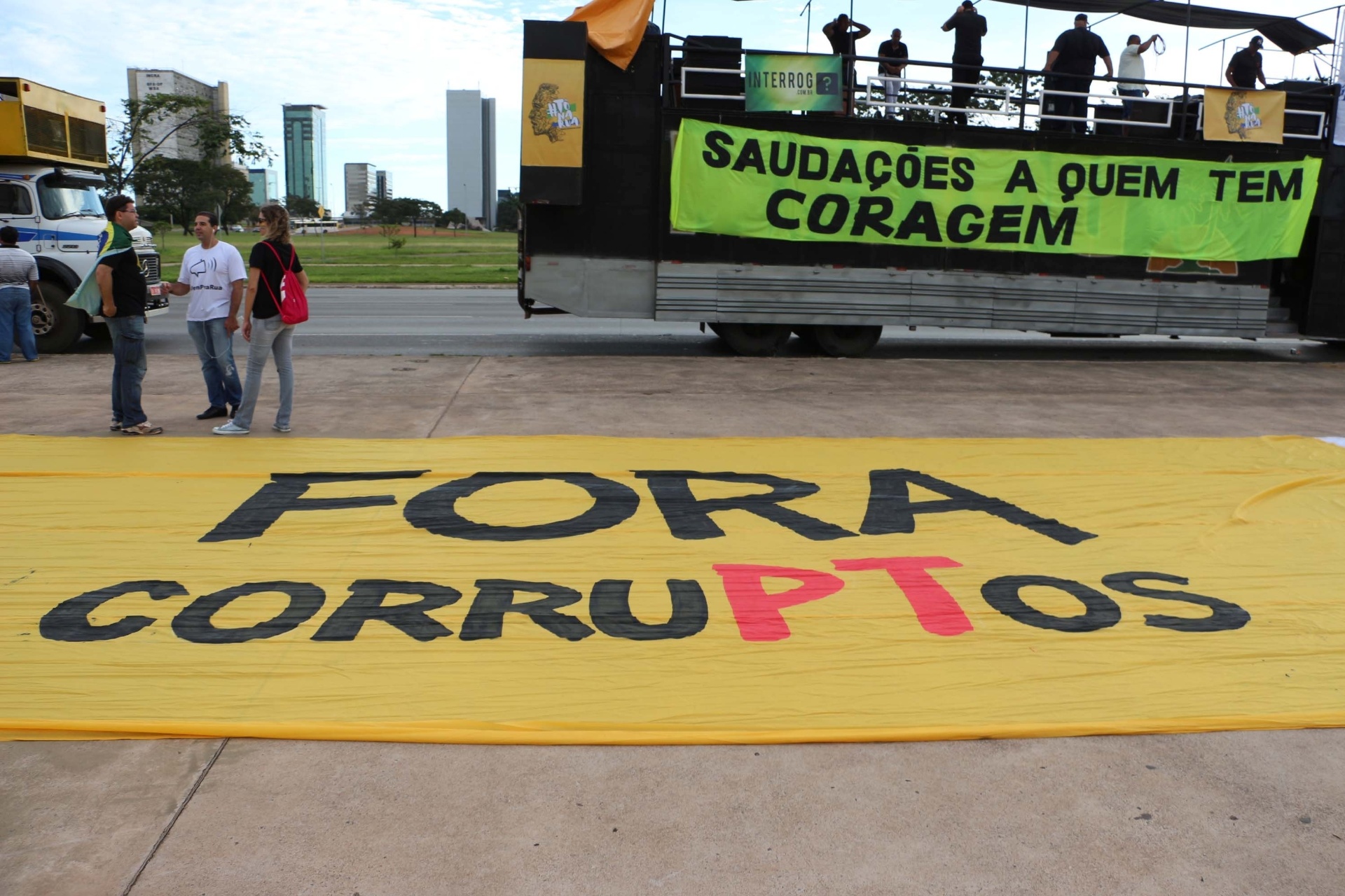 12.abr.2015 - Manifestantes se concentram para protestar contra o PT (Partido dos Trabalhadores) e pedindo o impeachment da presidente Dilma Rousseff no Congresso Nacional, em Brasília, neste domingo (12) - Charles Sholl/Futura Press/Estadão Conteúdo