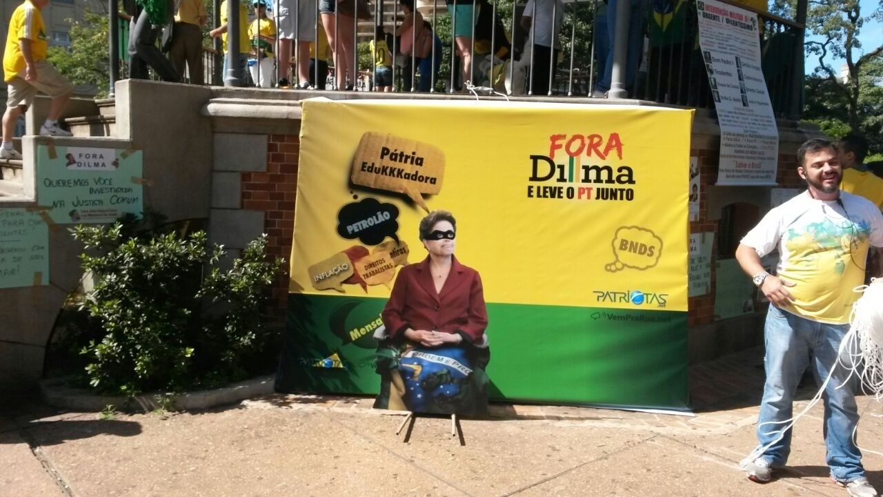 12.abr.2015 - Os primeiros manifestantes começam a chegar à praça da Liberdade, na região centro-sul de Belo Horizonte. Os movimentos que organizaram os protestos em 15 de março voltam às ruas do país neste domingo (12) para protestar contra a corrupção e pelo impeachment da presidente Dilma Rousseff.  As imagens foram enviadas pelo internauta Rodrigo Rios para o WhatsApp do UOL - (11) 97500 1925 - Rodrigo Rios via WhatsApp