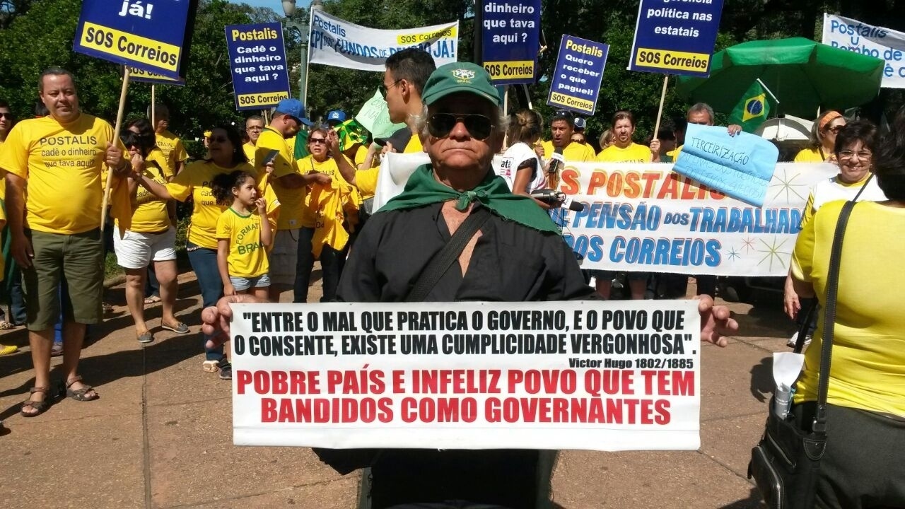 12.abr.2015 - Os primeiros manifestantes começam a chegar à praça da Liberdade, na região centro-sul de Belo Horizonte. Os movimentos que organizaram os protestos em 15 de março voltam às ruas do país neste domingo (12) para protestar contra a corrupção e pelo impeachment da presidente Dilma Rousseff. A imagem foi enviada pelo internauta Rodrigo Rios para o WhatsApp do UOL - (11) 97500 1925 - Rodrigo Rios via WhatsApp