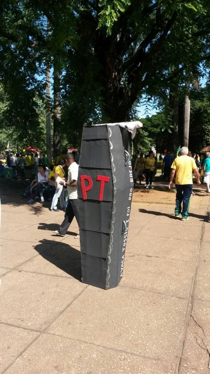 12.abr.2015 - Os primeiros manifestantes começam a chegar à praça da Liberdade, na região centro-sul de Belo Horizonte. Os movimentos que organizaram os protestos em 15 de março voltam às ruas do país neste domingo (12) para protestar contra a corrupção e pelo impeachment da presidente Dilma Rousseff.  As imagens foram enviadas pelo internauta Rodrigo Rios para o WhatsApp do UOL - (11) 97500 1925 - Rodrigo Rios via WhatsApp