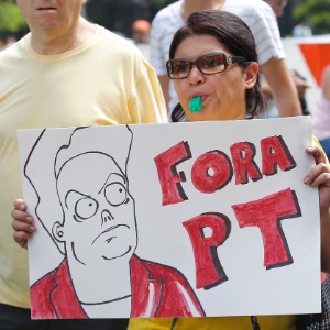 Manifestante segura cartaz com dizeres "Fora PT" durante protesto contra o governo da presidente Dilma no último dia 12 - Reinaldo Canato - 12.abr.2015/UOL
