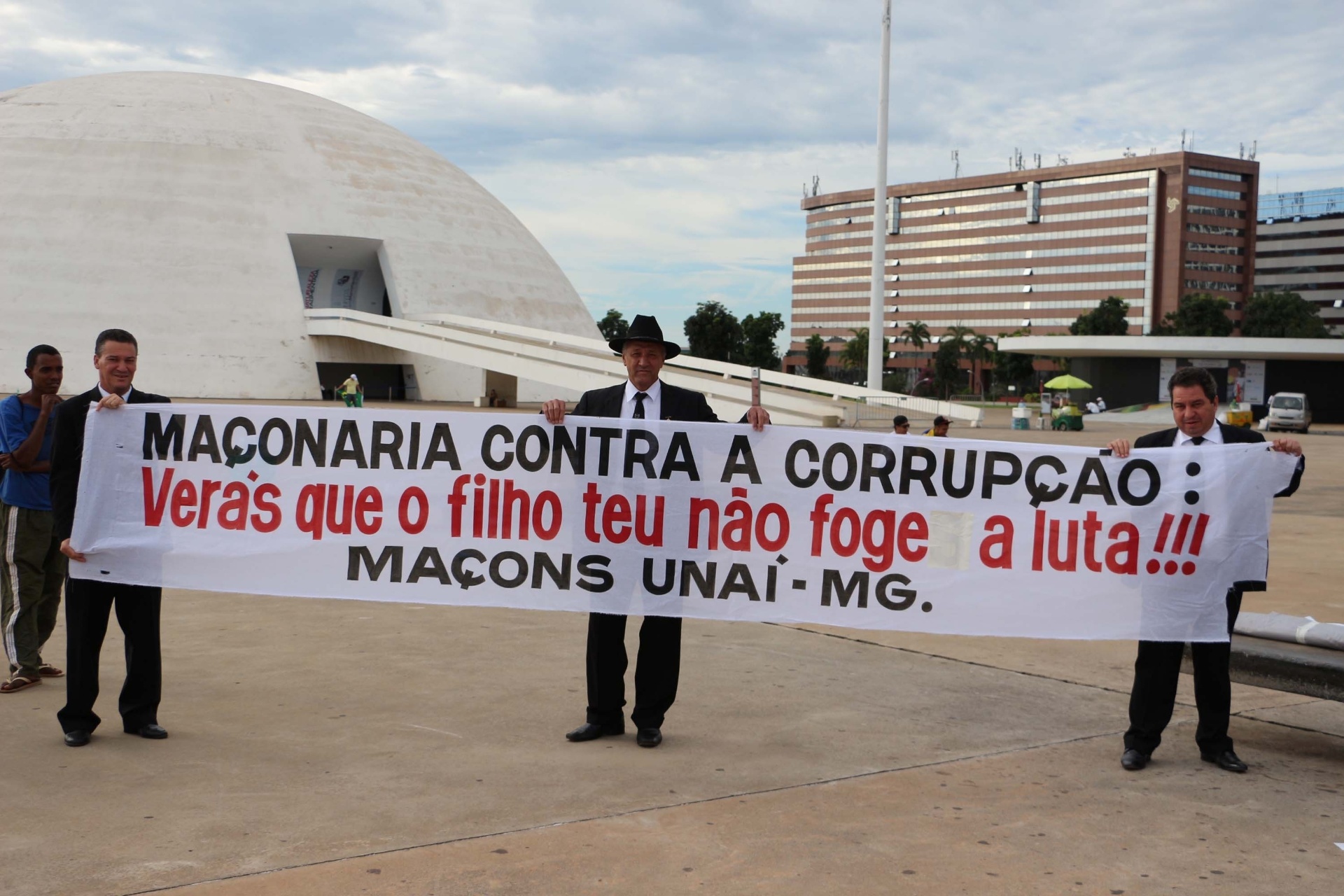 12.abr.2015 - Manifestantes se concentram para protestar contra o PT (Partido dos Trabalhadores) e pedindo o impeachment da presidente Dilma Rousseff no Congresso Nacional, em Brasília, neste domingo (12) - Charles Sholl/Futura Press/Estadão Conteúdo