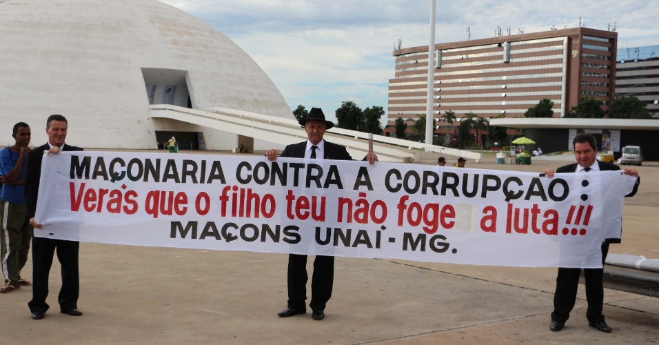12.abr.2015 - Manifestantes se concentram para protestar contra o PT (Partido dos Trabalhadores) e pedindo o impeachment da presidente Dilma Rousseff no Congresso Nacional, em Brasília, neste domingo (12)