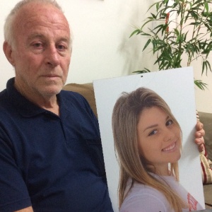 Plínio Philippi mostra foto da filha Vivian, que foi morta em março deste ano - Renan Antunes/UOL