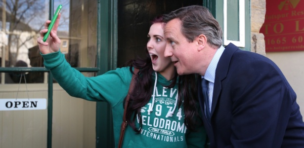 O premiê David Cameron posa para selfie com eleitora em Alnwick, na Inglaterra - Peter Macdiarmid/AFP