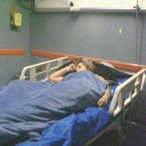 A fisioterapeuta paulista Luiza Tacconelli, 26, sofreu uma trombose após uso de anticoncepcional. A foto é de 2010, quando ela estava internada no hospital - Arquivo Pessoal