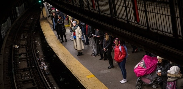 Pessoas esperam pelo trem na estação de metrô Union Square, em Nova York (EUA) - Andrew Burton/Getty Images/AFP