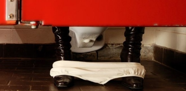 Por que as mulheres demoram mais que os homens quando vão ao banheiro? - Thinkstock/BBC
