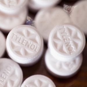 Comprimidos de Tylenol e de outros medicamentos contra dor contêm acetaminofeno que, segundo pesquisa, pode amortecer as emoções de prazer. Pesquisas anteriores haviam mostrado que essa medicação tinha um efeito similar com as emoções de pavor - Scott Olson/Getty Images/AFP