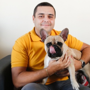 Advogado Bruno Gameiro com o cão Braddock - Hudson Pontes/Agência o Glob